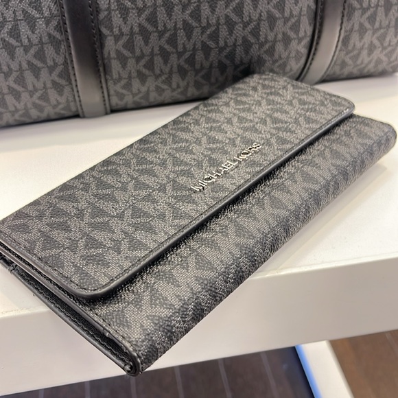 Michael Kors Jet Set Large Signature Logo Tri-Fold Wallet
Black 
NWT - Picture 14 of 16